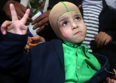 放火で家族亡くしたパレスチナ少年、レアル選手に会いにスペインへ