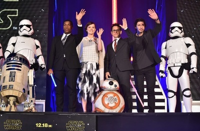 スター・ウォーズ、公開控え都内でイベント 監督や俳優があいさつ