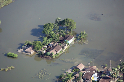 南アジア、洪水による死者2000人超える