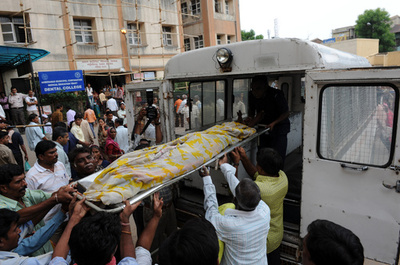 インドの病院、遺体の骨折りつるして搬送に批判殺到