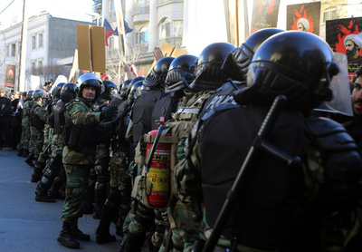 イランの宗教学校、反体制的なスローガン叫ぶ抗議者が襲撃 報道