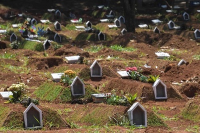 ブラジル、新型コロナ死者15万人超え まだ流行の第1波か