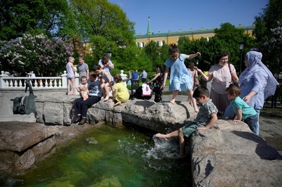 モスクワで記録的な暑さ、噴水で水遊びする子どもたちの姿も