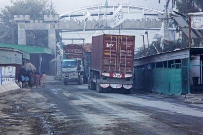 「ようこそ」の看板めぐり検問所一時閉鎖 パキスタン・アフガン国境