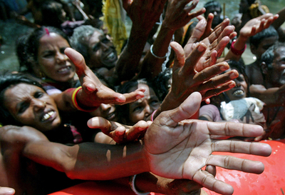 インドの洪水、数万人が救助を待つ