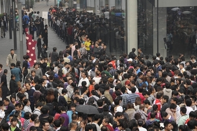 アップル、「iPhone4」を中国で正式発売 直営店に大行列