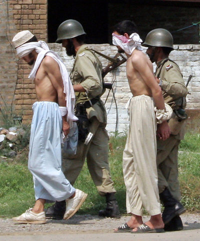 モスクで新たな銃撃と爆発、政府は聖職者の条件付きの投降提案を拒否