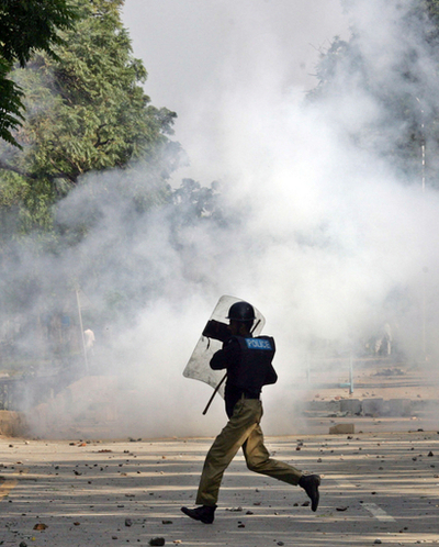 再開した｢赤いモスク｣付近で自爆事件、死者10人以上