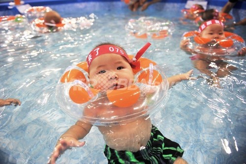 泳ぐ人数で世界記録なるか 北京で赤ちゃん水泳大会 写真7枚 ファッション ニュースならmode Press Powered By Afpbb News