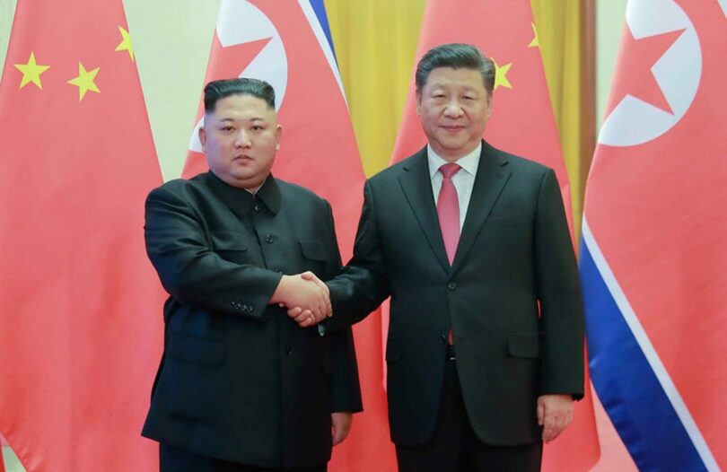 中国を訪問し、習近平国家主席と握手するキム・ジョンウン（金正恩）朝鮮労働党総書記＝労働新聞(c)KOREA WAVE