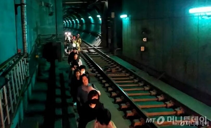 2025年5月31日午前、ソウル地下鉄5号線を走行中の列車内で発生した火災事故。乗客らが線路を通じて避難している＝永登浦消防署提供(c)news1/MONEYTODAY