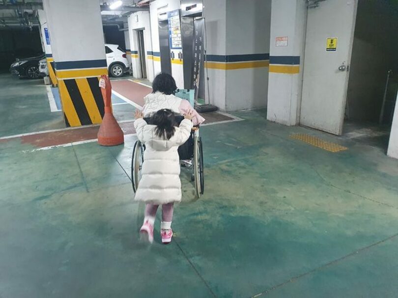 高齢女性の車椅子を押す子どもの姿＝写真は記事の内容とは関係ありません(c)NEWSIS