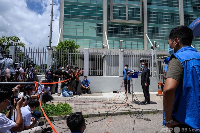 香港警察、蘋果日報編集長ら幹部5人逮捕 国安法違反容疑