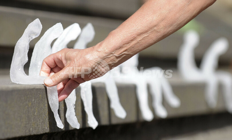 ベルリンの広場、階段に座ったまま解けてゆく1000体