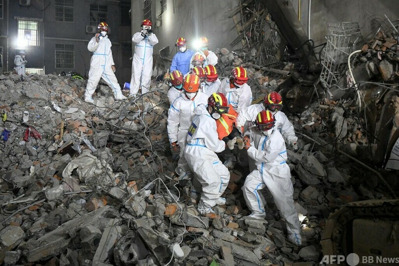 中国ビル崩壊、死者53人 当局「心から謝罪」