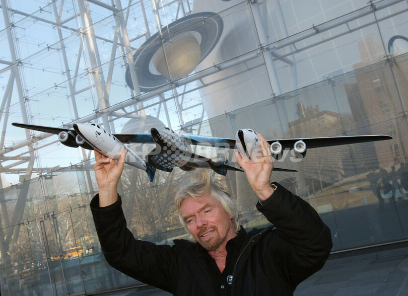 ヴァージン・ギャラクティック、有人宇宙旅行用の宇宙船模型を公開
