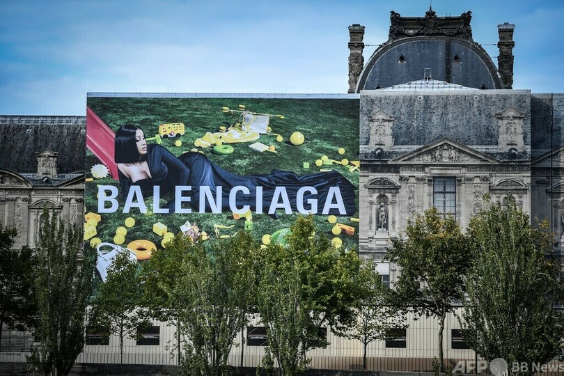 バレンシアガの広告が物議 子どもに「ボンデージ」のぬいぐるみ