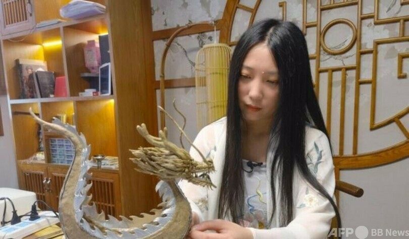 空き缶でゴージャスな貴族の髪飾り 中国・成都で「神」と呼ばれる女性 