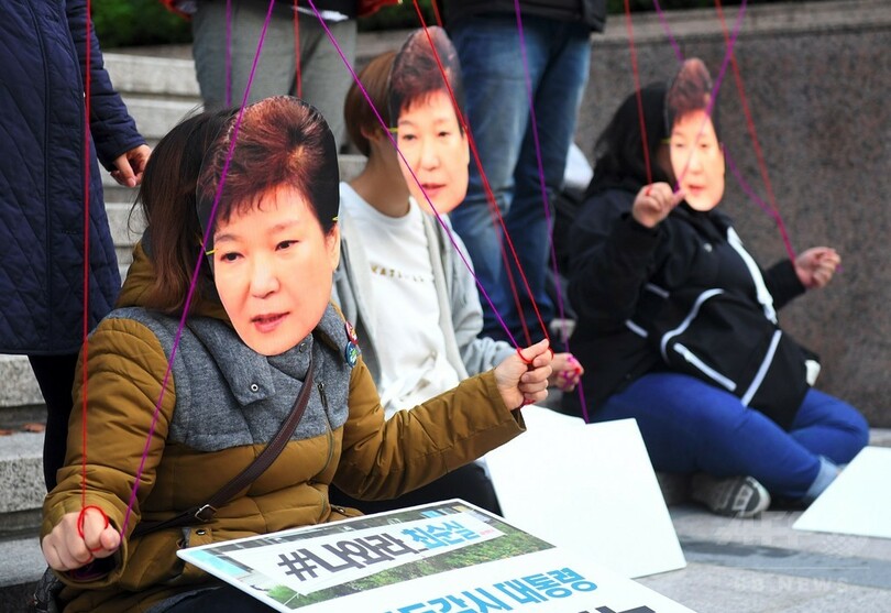 韓国、検察が大統領府高官らを強制捜査 朴氏退陣求め抗議集会も