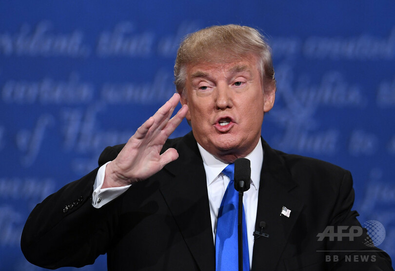 クリントン、トランプ両氏、初の直接対決で火花 米大統領選