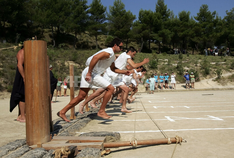 時代を超えて古代五輪再現、ギリシャ