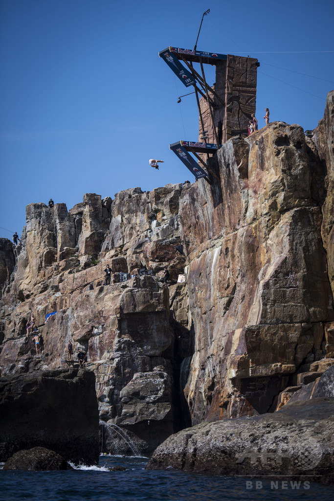 高さ28メートルからクリフダイビング、和歌山県白浜町で世界大会
