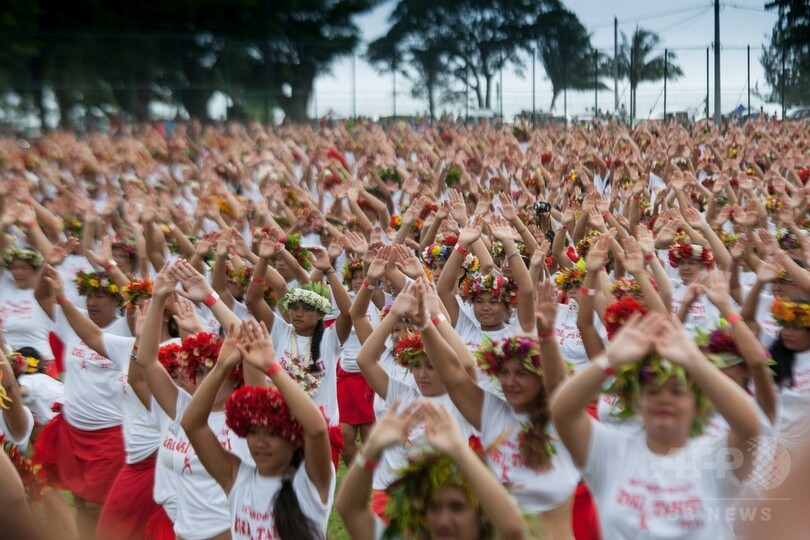 2980人でタヒチアンダンス、世界記録に挑戦 仏領ポリネシア