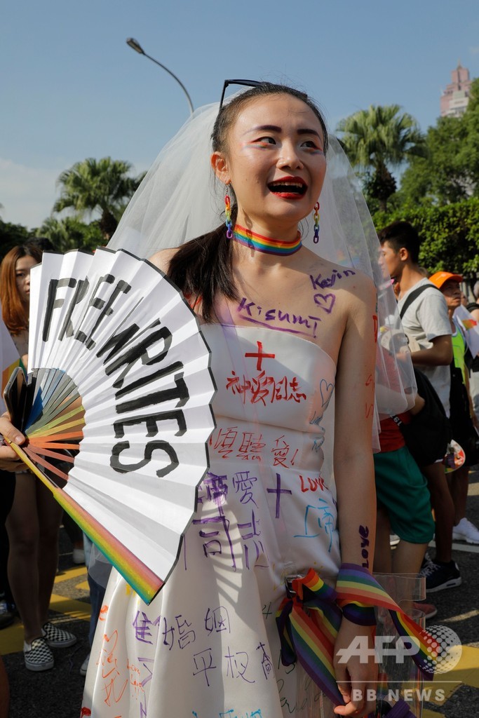 台北でアジア最大のLGBTパレード、外国人も含め13万7000人参加
