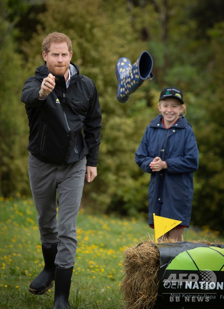 ヘンリー英王子夫妻がNZで長靴投げ対決、勝利したのは？