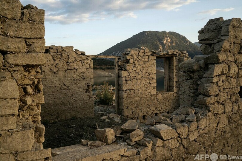 水位が下がったダム湖「モルノス湖」から出現したカリオ村の建物（2024年9月1日撮影）。(c)Angelos TZORTZINIS / AFP