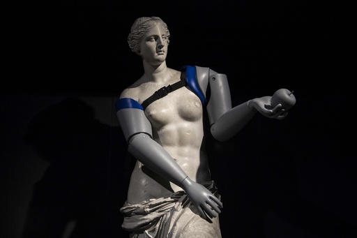 ミロのビーナス」に3Dプリンター製の義手をプレゼント 仏パリ 写真8枚