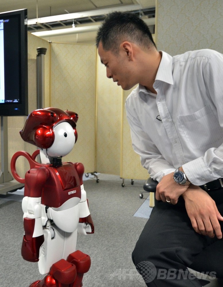 日立の人型ロボット「EMIEW2」、対話技術を披露 写真7枚 国際ニュース：AFPBB News