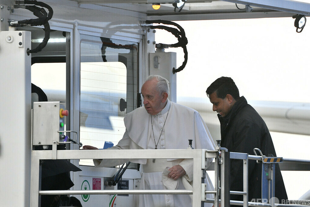 ローマ教皇、リフトで特別機搭乗 タラップ使わず 写真10枚 国際