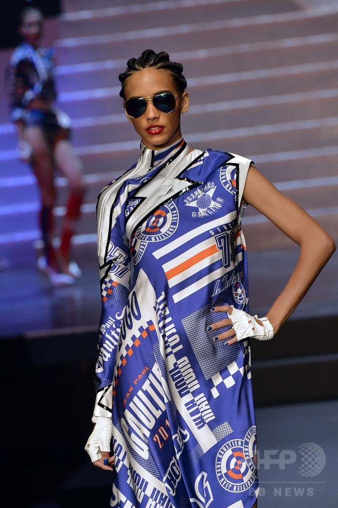 ラストショーはミスコン風の演出、「ジャンポール・ゴルチエ」15年春夏