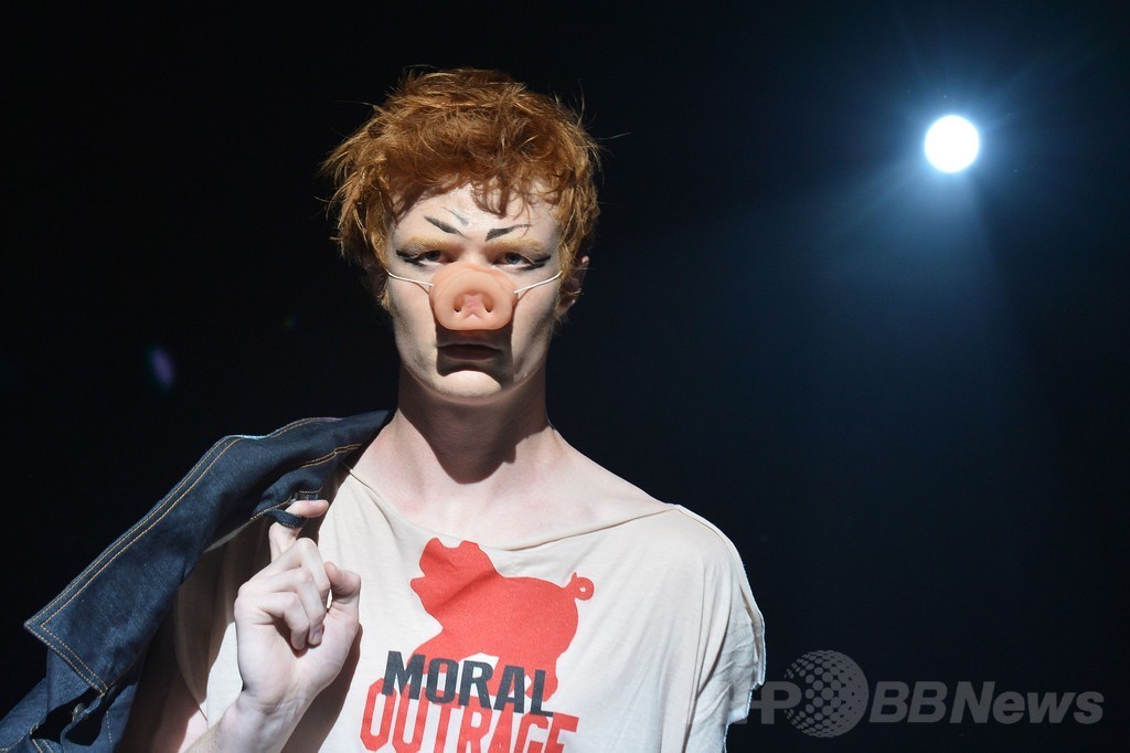 ユニークなテキスタイルで彩る、「ヴィヴィアン・ウエストウッド」15年春夏メンズ