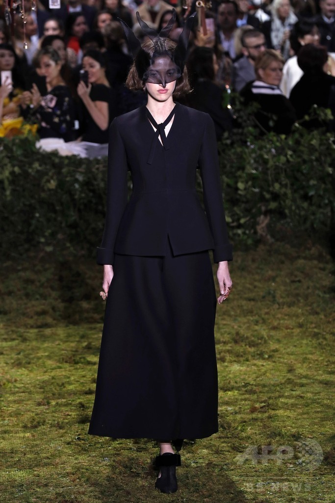 キウリによる初の「ディオール」オートクチュール、ファッション界から称賛