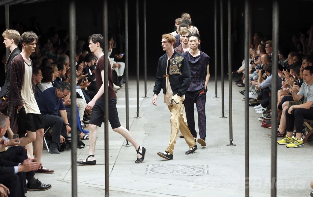 ルーズなシルエットを小物使いでアレンジ、「ドリス ヴァン ノッテン」15年春夏メンズ