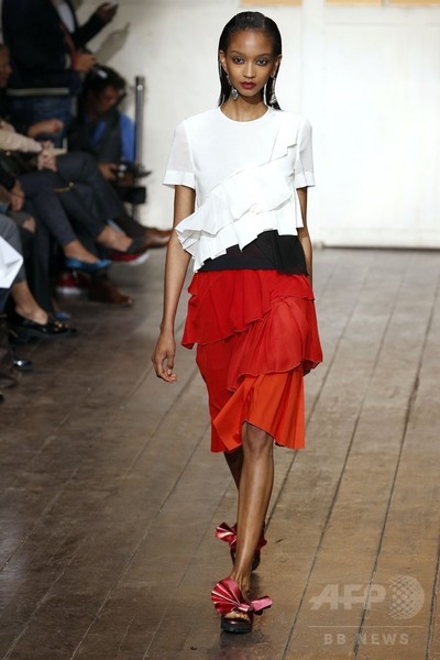 丁寧なテイラリングにプリーツで動きを、「セドリック・シャルリエ」15年春夏