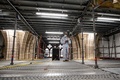 再建作業中の仏パリのノートルダム大聖堂を訪れた同大聖堂のパトリック・ショーべ主任司祭（2020年11月24日撮影）。(c) Martin BUREAU / AFP