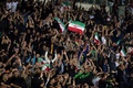 2018年サッカーW杯ロシア大会アジア最終予選グループA、イラン対韓国。先制点を喜ぶイランのファン（2016年10月11日撮影）。(c)AFP/ATTA KENARE