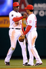 09MLB、ロサンゼルス・エンゼルス・オブ・アナハイム（%%Los Angeles Angels of Anaheim%%）対ボストン・レッドソックス（%%Boston Red Sox%%）。試合はエンゼルスが6-3で勝利を収めた。写真は勝利の喜びを分かち合うエンゼルスのゲリー・マシューズJr（%%Gary Matthews Jr%%、右）とメイザー・イズタリス（%%Maicer Izturis%%）。（2009年4月10日撮影）(c)AFP/Getty Images/Kevork Djansezian