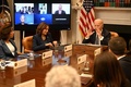 米首都ワシントンのホワイトハウスで、経済政策に関する会合を開いたジョー・バイデン大統領（中央右）とカマラ・ハリス副大統領（中央左、2023年5月5日撮影）。(c)Jim WATSON / AFP