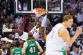 14-15NBAプレーオフ1回戦（7回戦制）、クリーブランド・キャバリアーズ対ボストン・セルティックス。ダンクシュートを決めるクリーブランド・キャバリアーズのレブロン・ジェームズ（2015年4月21日撮影）。(c)AFP/Getty Images/Jason Miller