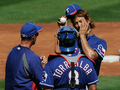 12MLBオープン戦は13日、各地で行われ、テキサス・レンジャーズ（Texas Rangers）のダルビッシュ有（Yu Darvish）は、クリーブランド・インディアンス（Cleveland Indians）戦に先発し、3回を投げて3安打、4四球を与え2失点を喫した。

マウンド上でデイブ・マダックス投手コーチ（Dave Maddux、左）、捕手のヨルビト・トレアルバ（Yorvit Torrealba、中央）と言葉を交わすレンジャーズのダルビッシュ有（2012年3月13日撮影）。(c)AFP/Getty Images/Kevork Djansezian