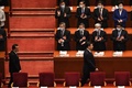中国・北京の人民大会堂で開催された全国人民代表大会（全人代）に出席する習近平国家主席（右）と李克強首相（左、2021年3月8日撮影）。(c)Noel CELIS / AFP