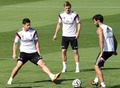スペイン・スーパーカップ2014（Spanish Super Cup 2014）、アトレティコ・マドリード（Atletico Madrid）との第1戦を控え、バルデベバス（Valdebebas）のトレーニング施設で最終調整を行うレアル・マドリード（Real Madrid）のトニ・クロース（Toni Kroos、中央）、ハメス・ロドリゲス（James Rodriguez、左）、アルバロ・アルベロア（Alvaro Arbeloa、2014年8月18日撮影）。(c)AFP/GERARD JULIEN