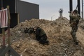 ウクライナの首都キエフ東郊のブロバルイ近郊で、ロシア軍の陣地を監視するウクライナ兵（2022年3月9日撮影）。(c)Aris Messinis / AFP