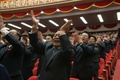 北朝鮮の平壌にある「4・25文化会館」で開催された朝鮮労働党大会で、金正恩第1書記を拍手で出迎える出席者たち（2016年5月9日撮影）。(c)AFP/Antoine Demaison