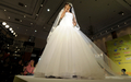 インドネシアのジャカルタ（Jakarta）で開催された08年度グランド・ウエディング・エキスポ（ Grand Wedding Expo）で披露されたファッションショー（2008年6月20日撮影）。(c)AFP/
Jewel SAMAD
