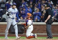 24MLB、ナ・リーグ優勝決定シリーズ（7回戦制）、ニューヨーク・メッツ対ロサンゼルス・ドジャース。5回に三振に倒れ、打席を後にするロサンゼルス・ドジャースの大谷翔平（左、2024年10月18日撮影）。(c)Sarah Stier/Getty Images/AF
